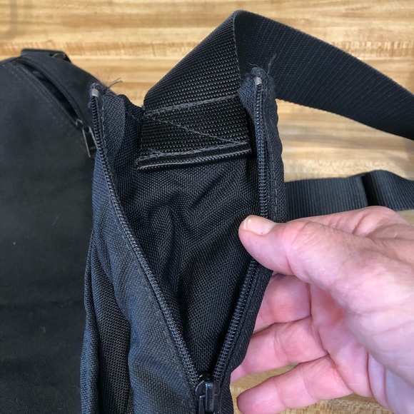 John Peters Unisex Messenger Bag, Black. - Picture 6 of 10